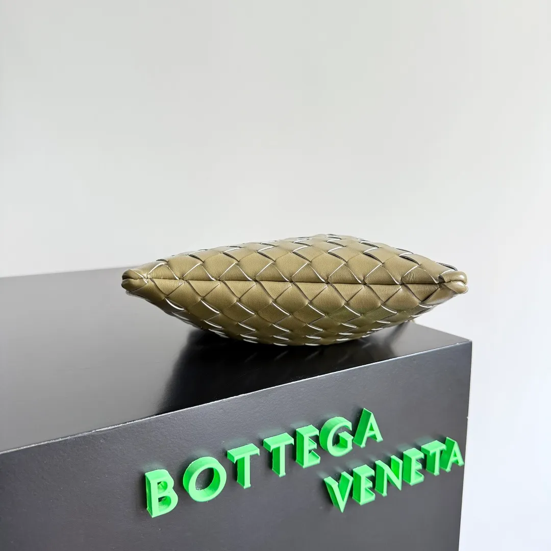 Batch 1400 BOTTEGA VENETA DUSTBAG mini size is officially launched📣📣. It still continues the classic weaving process. The lazy and casual feeling presented by the drawstring pockets is not too suitable for summer. The small back body is light and convenient. It is enough to carry lipstick and tissues when going out every day. It is not easy to make mistakes with any clothes. The shoulder strap has a buckle and pull-out design, which can be adjusted to unlock multiple carrying methods. Style number: 816987 Size: 21*16.6*1cm